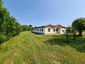 een huis in het midden van een veld bij Agriturismo Ca Novak Venezia in Spinea