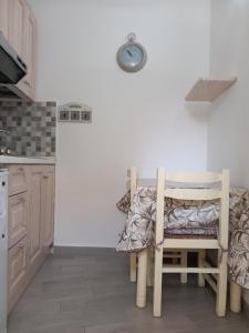 een keuken met een tafel en stoelen in een kamer bij Da Raff house in Ischia