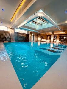 CavrianaにあるAgriturismo Relais La Casinaの青い水の屋内スイミングプール