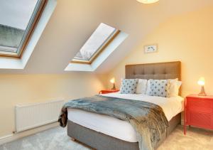 1 dormitorio con 1 cama y 2 ventanas en Stanhope en Ulverston