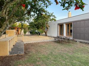 a house with a yard with benches and a building at Casa Vacanza 2 Mari in Alghero
