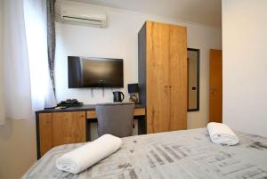 Postel nebo postele na pokoji v ubytování Apartmani Krka Rooms
