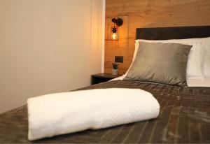 Postel nebo postele na pokoji v ubytování Apartmani Krka Rooms