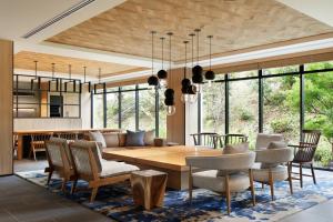Mihama的住宿－Fairfield by Marriott Mie Kumano Kodo Mihama，一间带木桌和椅子的用餐室