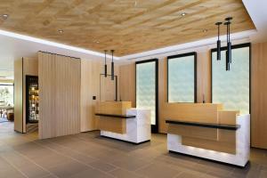 una sala da pranzo con pannelli in legno e finestre di Fairfield by Marriott Mie Kumano Kodo Mihama a Mihama
