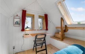 グドイェムにあるKlippehusetの小さな家で、デスクと窓が備わります。