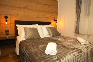 Postel nebo postele na pokoji v ubytování Apartmani Krka Rooms
