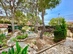 um jardim com árvores e plantas num quintal em Villa Balcones Torrevieja by Villas&You em Torrevieja