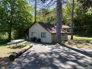 Budova, kde se kemp nachází