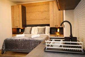 Postel nebo postele na pokoji v ubytování Apartmani Krka Rooms