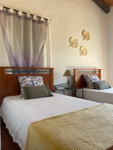 1 dormitorio con 2 camas y ventana en Monte da Azinheira, en Ourique