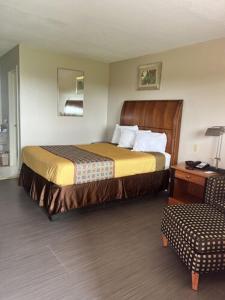 Postel nebo postele na pokoji v ubytování Americas Best Value Inn - Edna