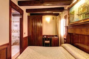 Un pat sau paturi într-o cameră la Palazzo La Scala