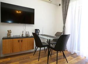 TV a/nebo společenská místnost v ubytování Apartmani Krka Rooms