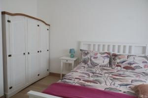 - une chambre avec un lit et une armoire blanche dans l'établissement Malia Holiday Villa, à Conversano