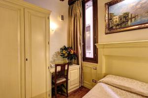 Un pat sau paturi într-o cameră la Palazzo La Scala