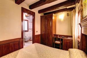 Un pat sau paturi într-o cameră la Palazzo La Scala