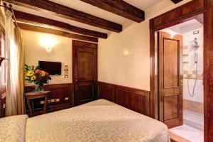 Un pat sau paturi într-o cameră la Palazzo La Scala