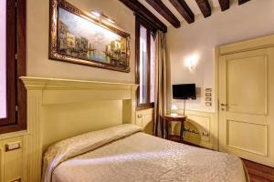 Un pat sau paturi într-o cameră la Palazzo La Scala