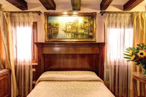 Un pat sau paturi într-o cameră la Palazzo La Scala