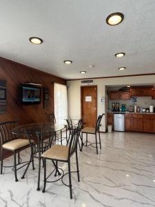 Kuchyň nebo kuchyňský kout v ubytování Americas Best Value Inn - Edna