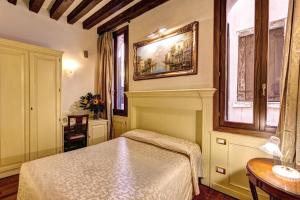 Un pat sau paturi într-o cameră la Palazzo La Scala