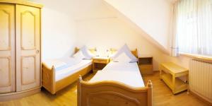 1 Schlafzimmer mit 2 Betten und einer Treppe in der Unterkunft Haus Hilgarth in Bad Füssing