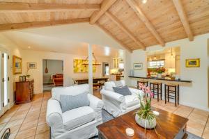 uma sala de estar com mobiliário branco e um tecto de madeira em Santa Barbara Vacation Rental with Pool and Hot Tub! em Santa Bárbara