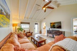 uma sala de estar com um sofá e uma mesa em Santa Barbara Vacation Rental with Pool and Hot Tub! em Santa Bárbara
