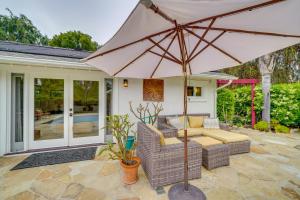 um guarda-chuva no pátio de uma casa em Santa Barbara Vacation Rental with Pool and Hot Tub! em Santa Bárbara