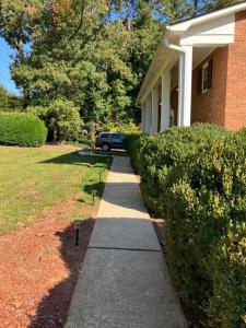 una acera frente a una casa con coche en Home-Made-In-Hickory-Large Home with a Pool! Fun!, en Hickory