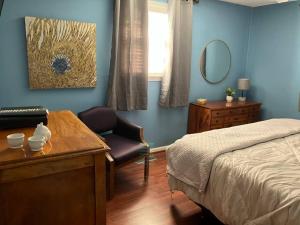 1 dormitorio con cama, escritorio y silla en Home-Made-In-Hickory-Large Home with a Pool! Fun!, en Hickory