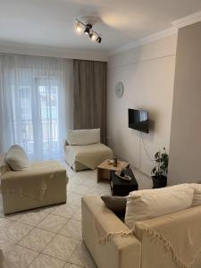 sala de estar con sofá y TV en Sweet Home Ano Poli en Tesalónica