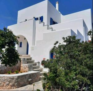 uma casa branca com escadas em frente em Silver Horizon Porto Heli em Porto Heli