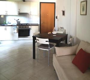 A kitchen or kitchenette at La casa di Ieia