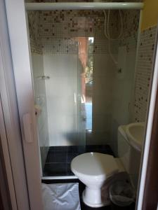 Baño pequeño con aseo y lavamanos en Casa da Dine 02 - Suites sem café, en Campos do Jordão
