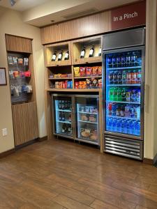um grande frigorífico com as portas abertas numa farmácia em TownePlace Suites by Marriott Columbia Northwest/Harbison em Columbia