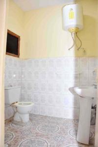 bagno con servizi igienici e lavandino di Jolie Maison a Nouakchott