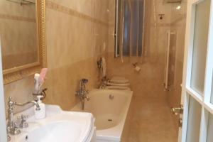 Koupelna v ubytování Appartamento confortevole per famiglie + 24 fotografií