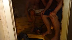 eine Gruppe von drei Männern, die in einer Sauna stehen in der Unterkunft Uneallika saunaga puhkemaja in Pae