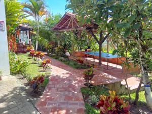 Blue Casa Campestre في سان جيل: حديقة بها فناء ومسبح