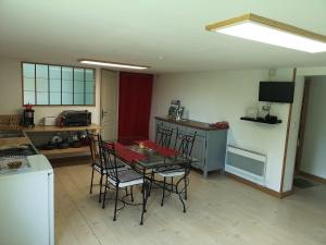 uma cozinha com mesa e cadeiras num quarto em Belle vue au coeur de la verdure em Aisey-sur-Seine