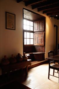 Habitación con ventana y mesa con jarrones. en Masoala en Tacoronte