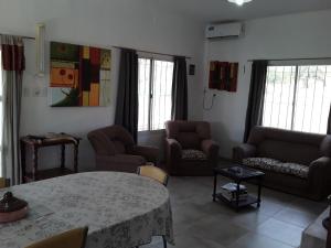 - un salon avec des canapés et une table dans l'établissement Cuesta de san miguel, à Chilecito
