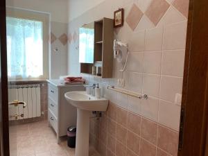 een badkamer met een wastafel en een spiegel bij Butterflies Rest in Gubbio