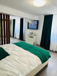 Säng eller sängar i ett rum på Luxor Apartament Sibiu