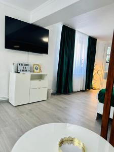 a living room with a tv on the wall at Luxor Apartament Sibiu in Sibiu
