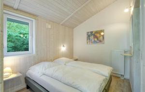 um pequeno quarto com uma cama e uma janela em Schmugglerstieg 9b - Dorf 5 em Travemünde