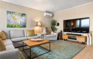 uma sala de estar com um sofá e uma televisão de ecrã plano em 2 Bedroom Nice Home In Fana em Fanahamaren