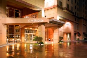 um edifício com um sinal que diz meridiano em Le Meridien Dallas by the Galleria em Dallas